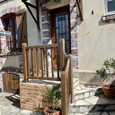 Petite Maison Et Port De Plaisance A Pied