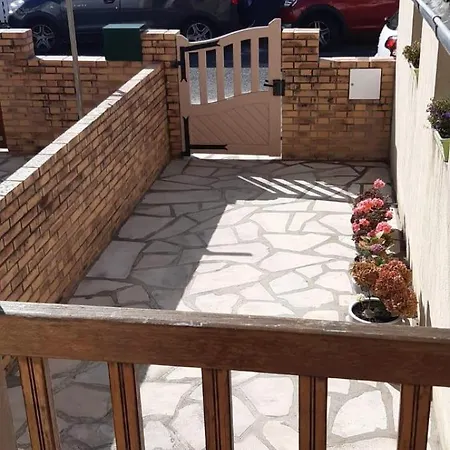 Petite Maison Et Port De Plaisance A Pied *