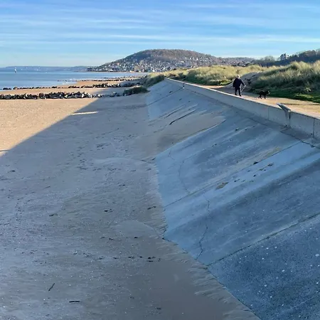 Petite Maison Et Port De Plaisance A Pied *