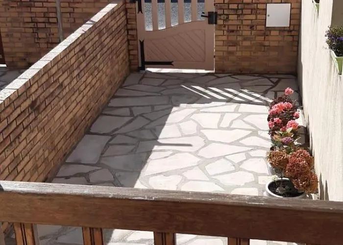 Petite Maison Et Port De Plaisance A Pied *