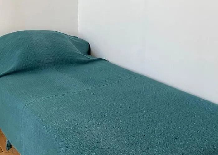 Petite Maison Et Port De Plaisance A Pied *