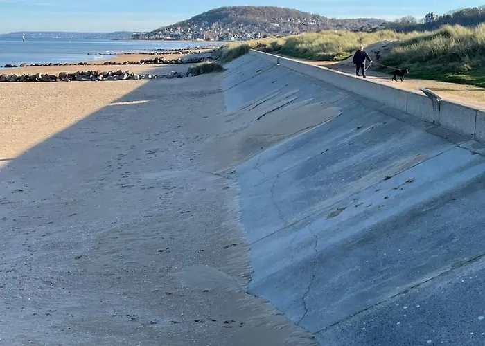 Petite Maison Et Port De Plaisance A Pied *